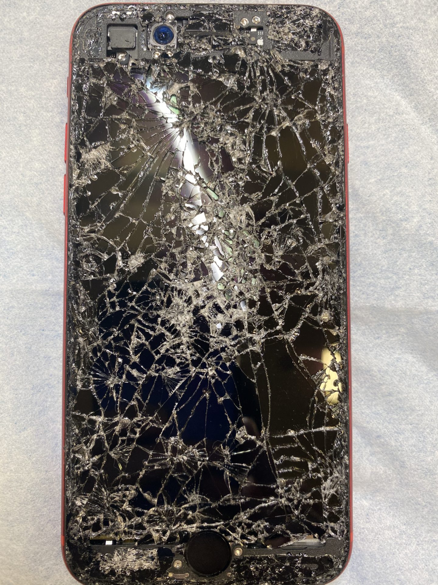 車に轢かれたiPhoneSE2です。